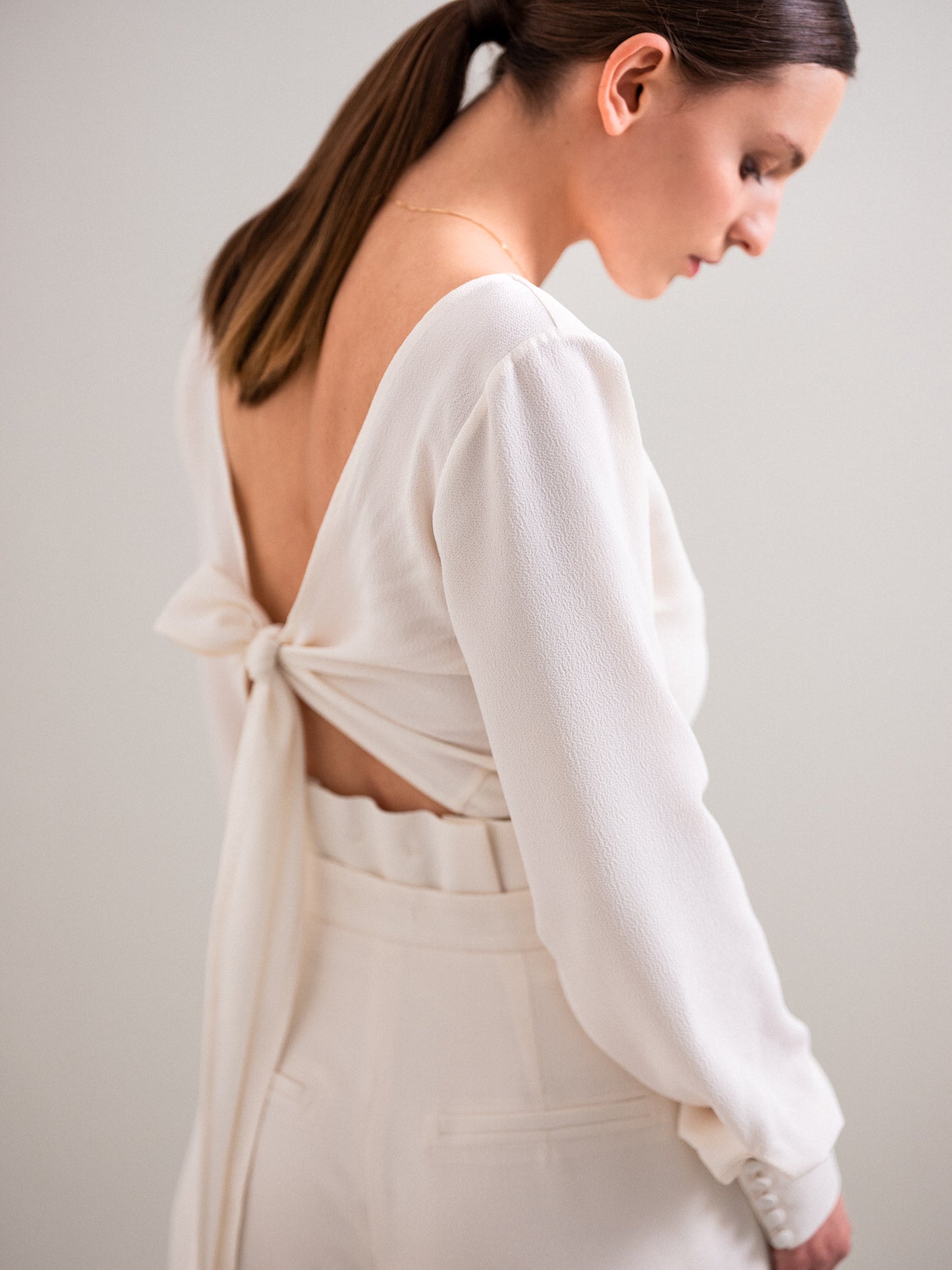 SHORT BLOUSE WITH BACK LINE